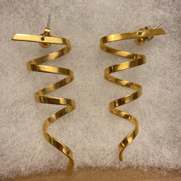 💜Vintage AVON Gold tone Spiral Ribbon Dangle Drop Pierced Earrings - Picture 2 of 2